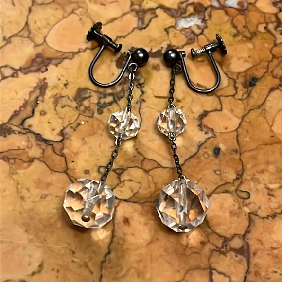 Vintage Jewelry - Dangling crystal ball screw on earrings